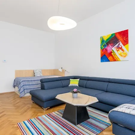 Palisady Charm - Stylish High Ceiling, Downtown, Parking Apartment Bratislava