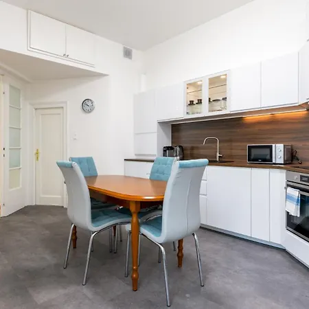 Palisady Charm - Stylish High Ceiling, Downtown, Parking *