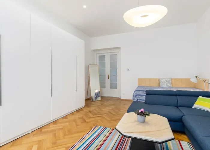 Palisady Charm - Stylish High Ceiling, Downtown, Parking